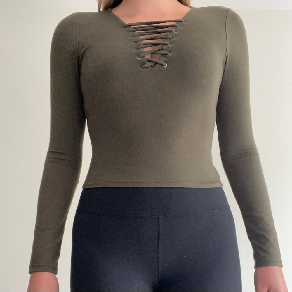 Dark green cropped long sleeve shirt